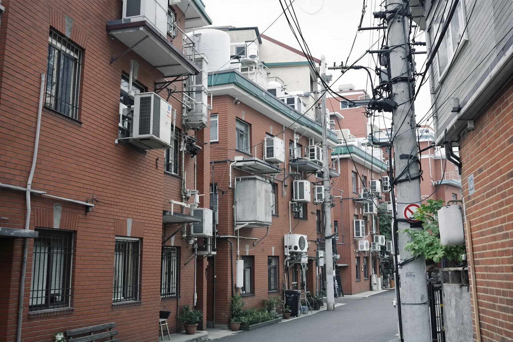 다세대주택이 늘어선 주택가 골목