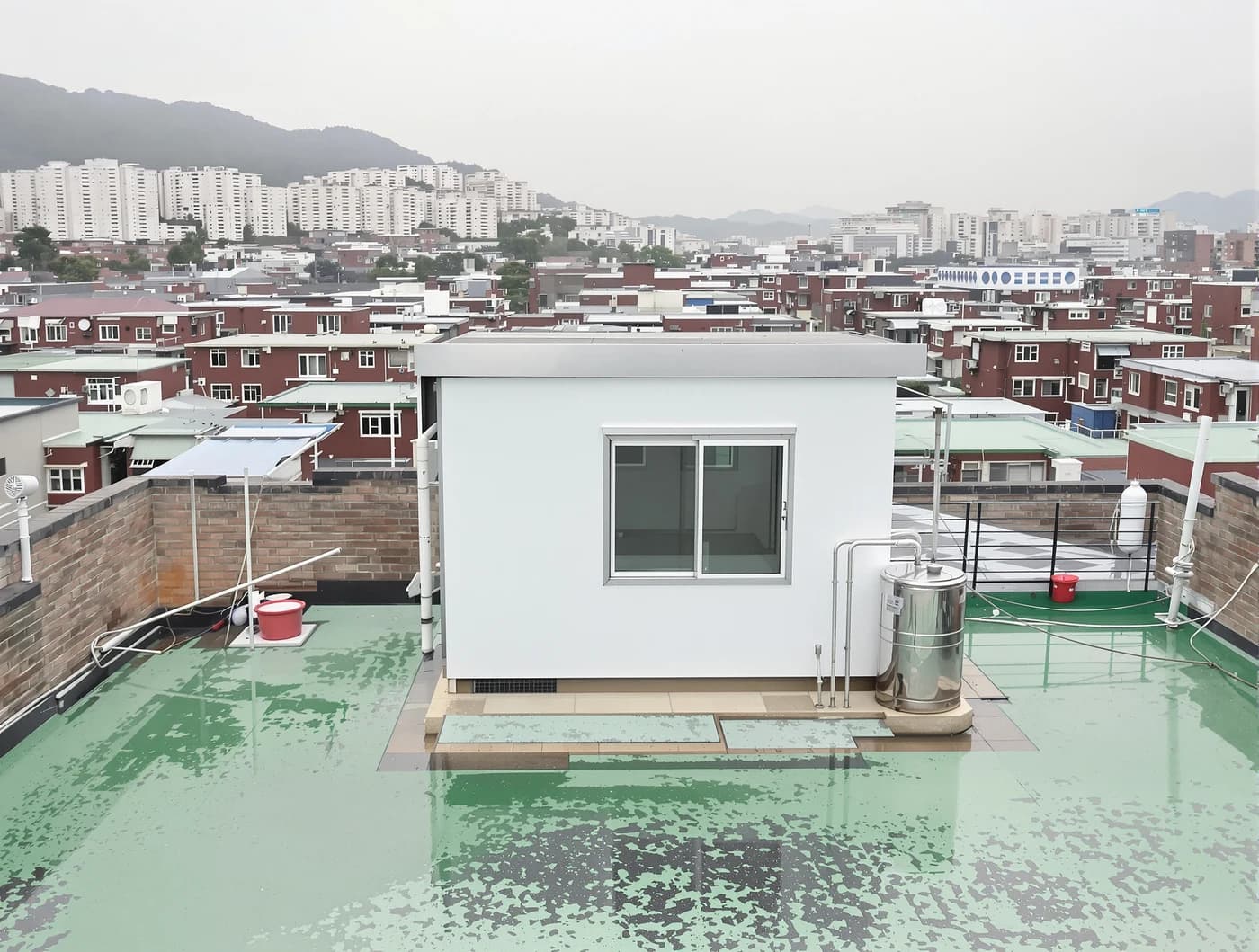 다세대주택 옥상에 패널로 덧지은 옥탑 구조물